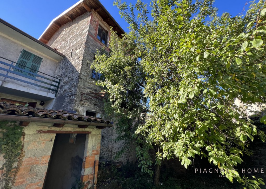 Vendita Case nel borgo Filattiera - Rustico in sasso con giardino Località Centro