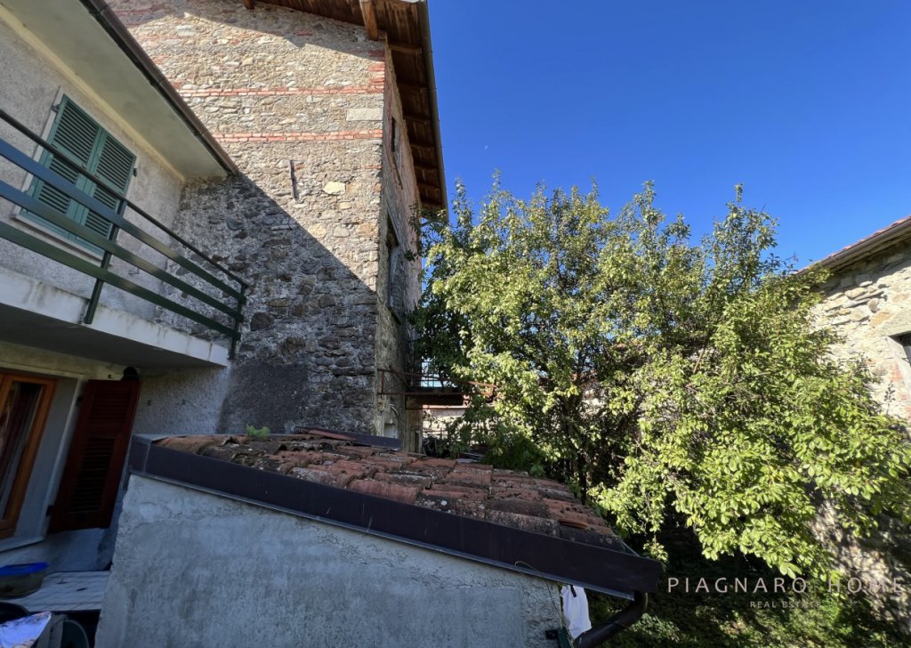 Vendita Case nel borgo Filattiera - Rustico in sasso con giardino Località Centro