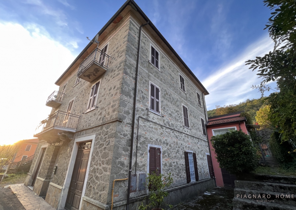 Appartamenti in vendita  200 m², Filattiera, località Caprio