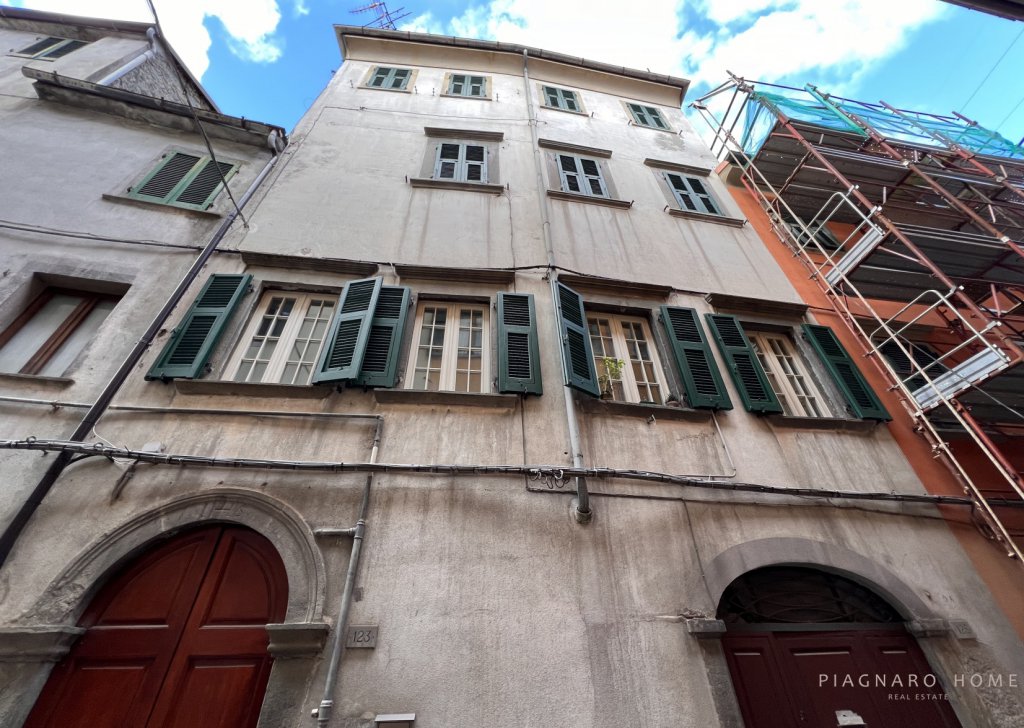 Appartamenti quadrilocale in vendita  via Giuseppe Garibaldi 123, Pontremoli, località Centro storico