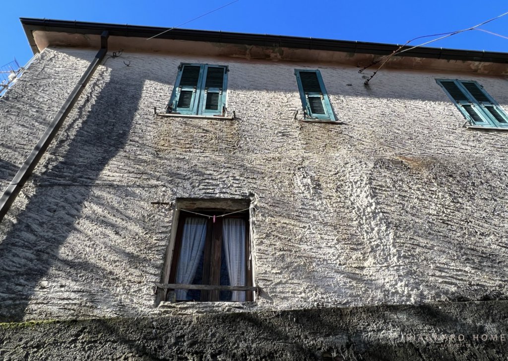 Vendita Case Indipendenti Bagnone - Rustico in pietra con vigneto di proprietà Località Castiglione del Terziere