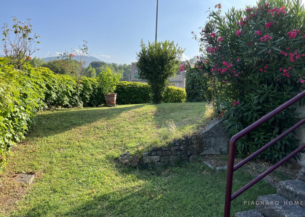 Vendita Case Indipendenti Pontremoli - Villa con giardino in area artigianale Località Santa Giustina