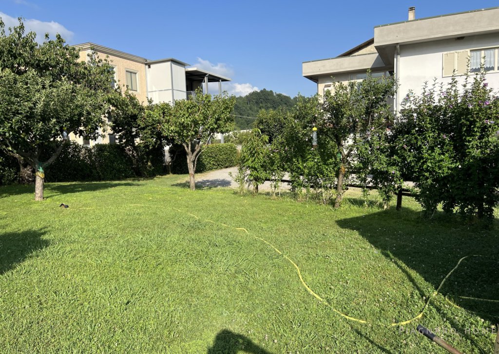 Vendita Case Indipendenti Pontremoli - Villa con giardino in area artigianale Località Santa Giustina