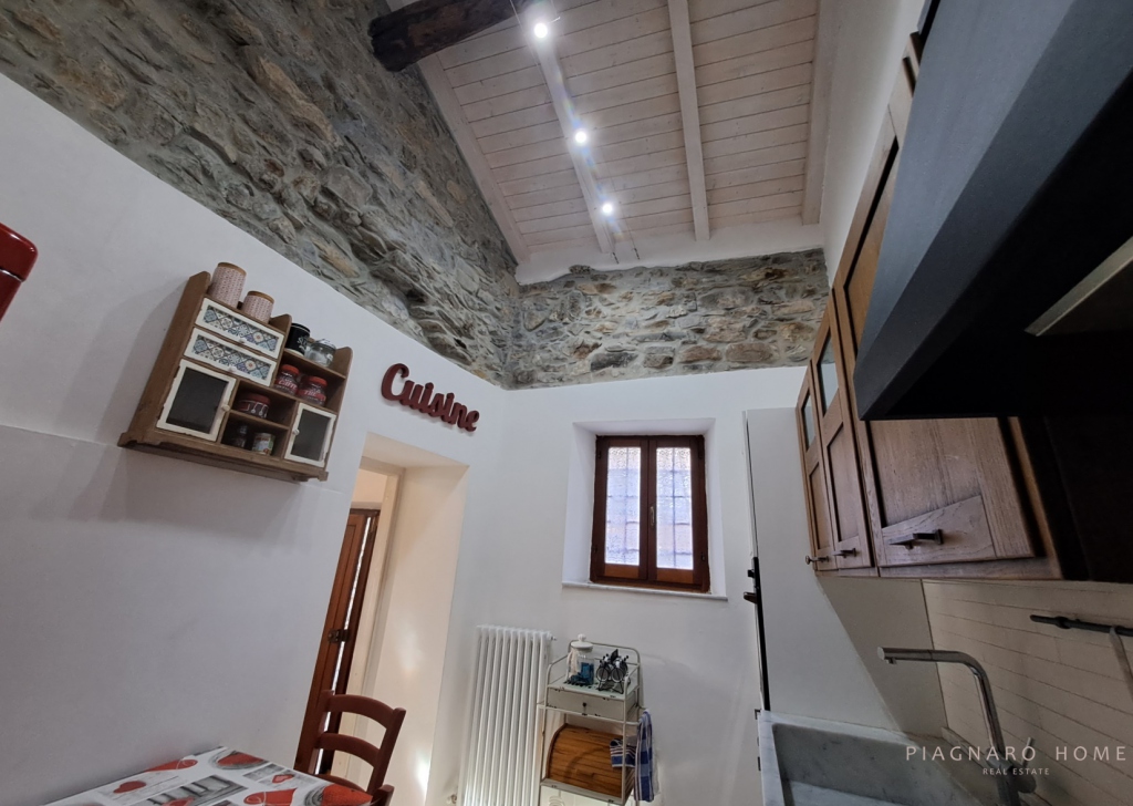 Case nel borgo quadrilocale in vendita  110 m², Fivizzano, località Collegnago