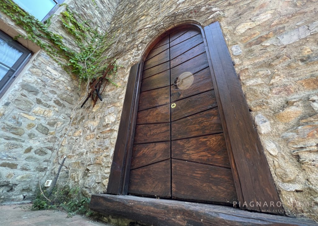 Vendita Case nel borgo Bagnone - La Casa Torre Località Castiglione del Terziere