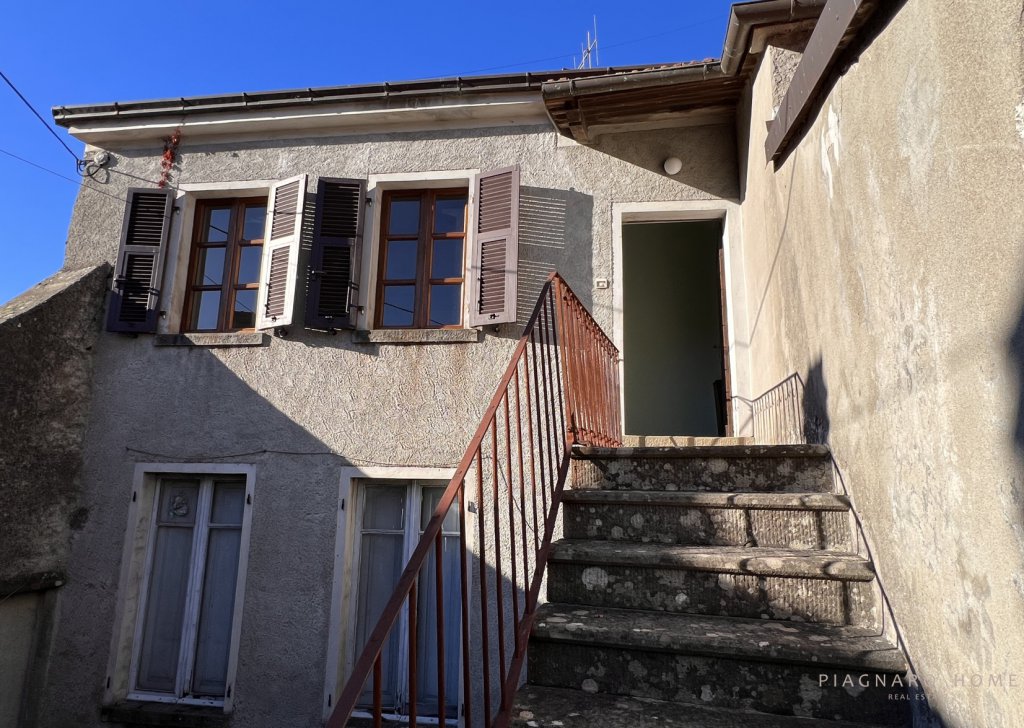 Case nel borgo quadrilocale in vendita  100 m², Filattiera, località Caprio