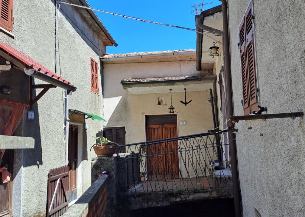 Vendita Case nel borgo Tresana - Bifamigliare nel borgo Località groppo