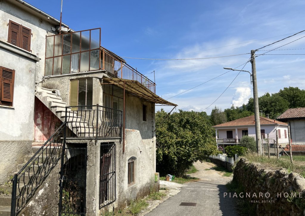 Vendita Case nel borgo Filattiera - Rustico in sasso Località Scorcetoli