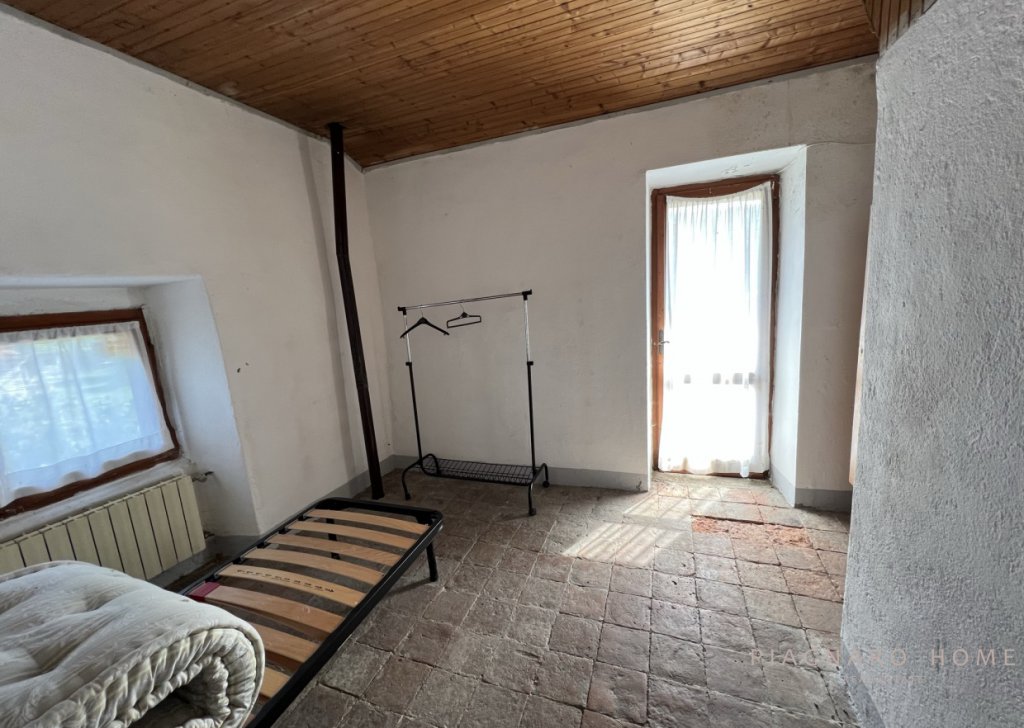 Vendita Case nel borgo Filattiera - Rustico in sasso Località Scorcetoli
