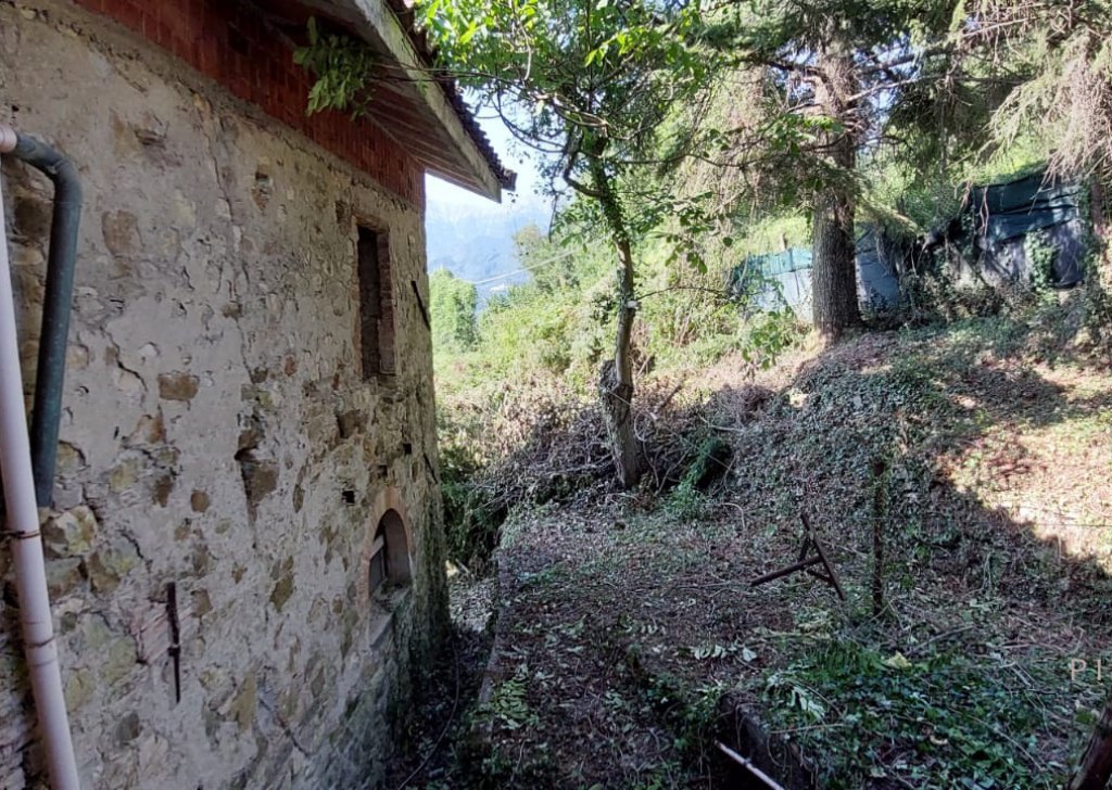 Vendita Rustici e Casali Bagnone - Casale con terreno e con sorgente Località Bagnone
