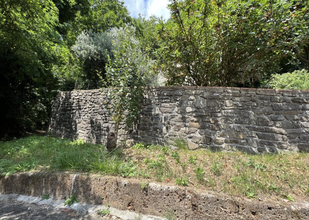 Vendita Rustici e Casali Pontremoli - Rustico semindipendente in pietra Località Careola