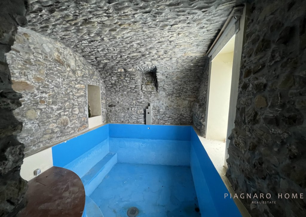 Vendita Rustici e Casali Aulla - La Casa labirinto con piscina Località Canova